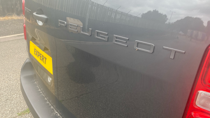 Peugeot Expert M Diesel 2.2 BlueHDi 150 Professional Van - Image 28